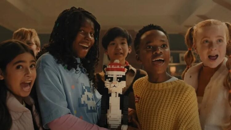 LEGO lanza su campaña navideña 2024 con su nueva mascota como protagonista 1 WhatsApp Image 2024 11 06 at 16.40.54