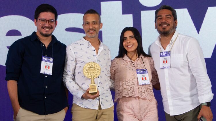 Aldo Canchaya recibe el premio FIP al mejor creativo de Iberoamérica 1 GANADORES FIP