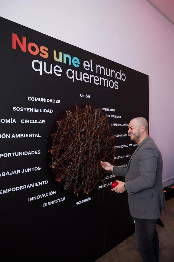 Coca-Cola Perú lanza "Nos Une el Mundo que Queremos", una campaña que celebra la diversidad 2 WhatsApp Image 2024 12 04 at 14.58.43 1