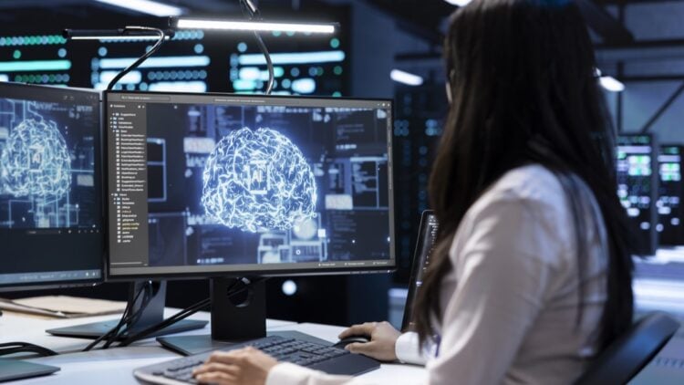 El dilema de la IA: creará 2 millones de empleos, pero eliminará 1.8 millones en 2025 1 Engineer working data center using artificial intelligence tech