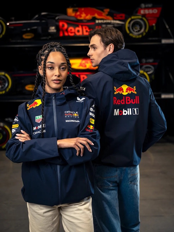 Red Bull Racing lanza su exclusiva colección para la temporada 2025 en colaboración con Castore 4 WhatsApp Image 2025 02 14 at 10.42.16 2