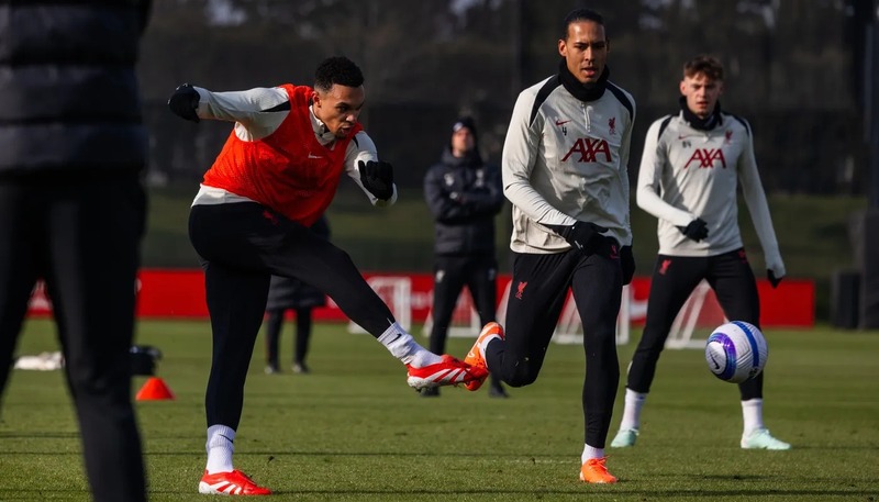 La Premier League apuesta por la nostalgia y presenta un balón inspirado en el icónico modelo Total 90 2 WhatsApp Image 2025 02 19 at 12.43.43 1