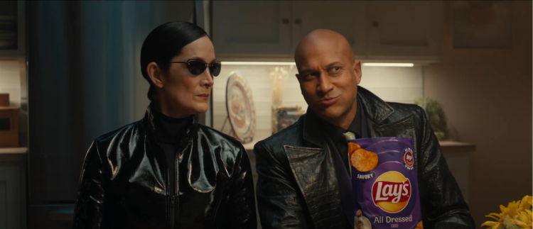 ¿Trinity comiendo papas Lay's? Esta es el nuevo spot de la marca inspirado en la icónica película 1 lays