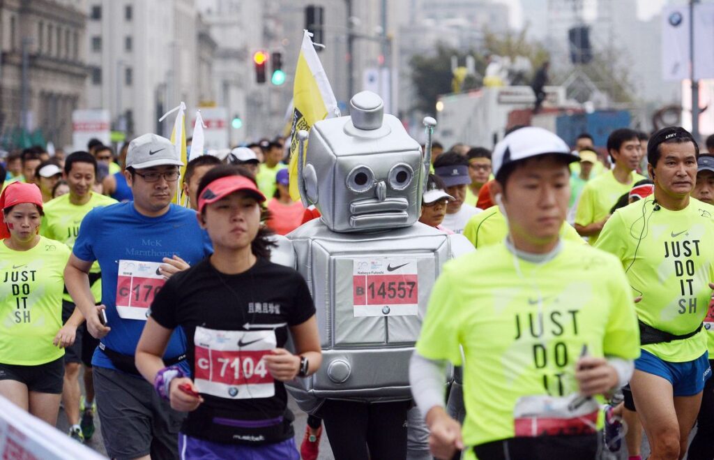 Pekín será la sede de la primera media maratón entre robots y humanos 2 runner dressed as a robot takes part in the 2015 shanghai news photo 1738254690