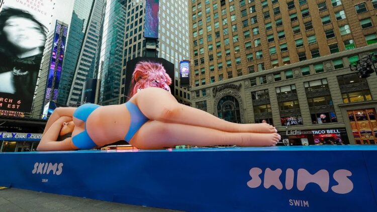 SKIMS instala un inflable gigante de Kim Kardashian en bikini en Times Square 1 WhatsApp Image 2025 03 05 at 14.14.07