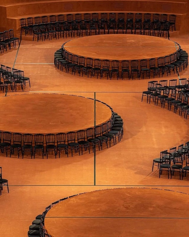 Lacoste transforma un estadio de tenis en pasarela para presentar su colección Otoño-Invierno 2025/26 2 WhatsApp Image 2025 03 14 at 14.55.53 1