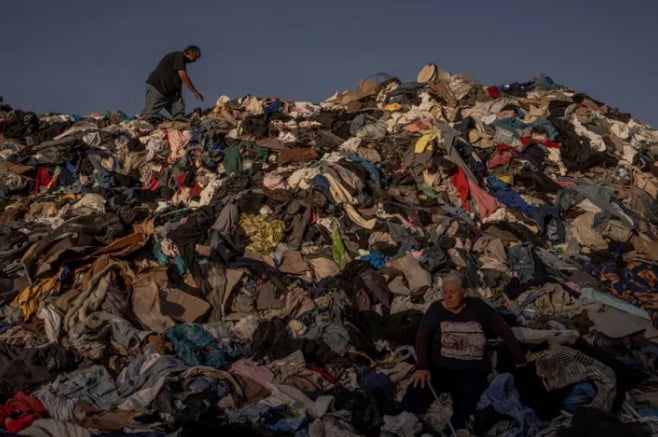 “Re-commerce Atacama”, la iniciativa que puso en “venta”a costo cero la ropa desechada en el desierto 2 grafica cuerpo de nota 7
