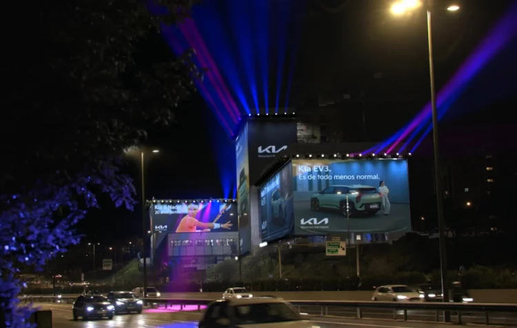 Kia sorprende a transeúntes con una campaña que ofrece todo un espectáculo audiovisual 1 kia