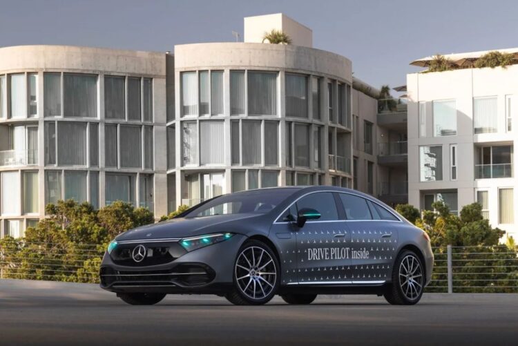 Mercedes Benz introduce luces turquesa en sus autos para identificar la conducción automatizada 1 mercedes