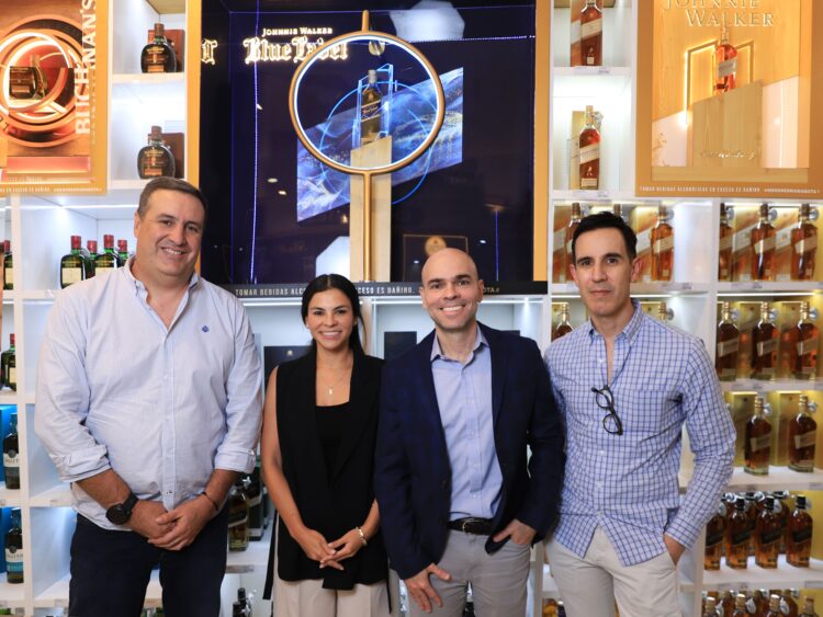 Diageo abre su primera tienda experiencial en Falabella: personalización y exclusividad al instante 1 Alex Zimmerman, CEO Falabella; Aracelly Vera, Head of Reserve Marketing South LAC Diageo; Mateo Zambrano, Country Manager Diageo Perú y Miguel Plaza, Gerente Central de Negocios en Falabella