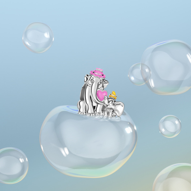 Pandora y Disney presentan encantadora colección de Dumbo para el Día de la Madre 2 Dumbo con fondo 1 1