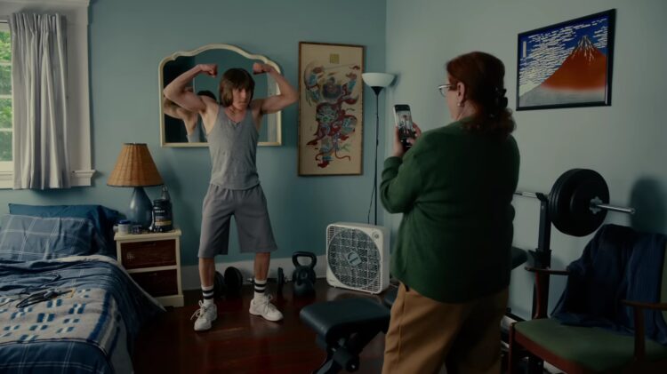 Apple anuncia su función ‘Clean up’ con un spot que muestra el resultado de pedirle a mamá que te fotografíe 1 apple