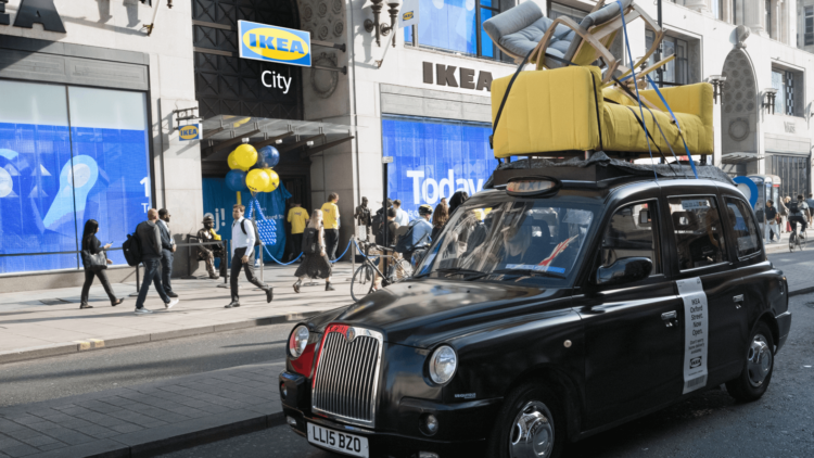 IKEA UK demuestra que a servicio de envío a domicilio es real con esta singular acción OOH 1 IKEA Oxford 1