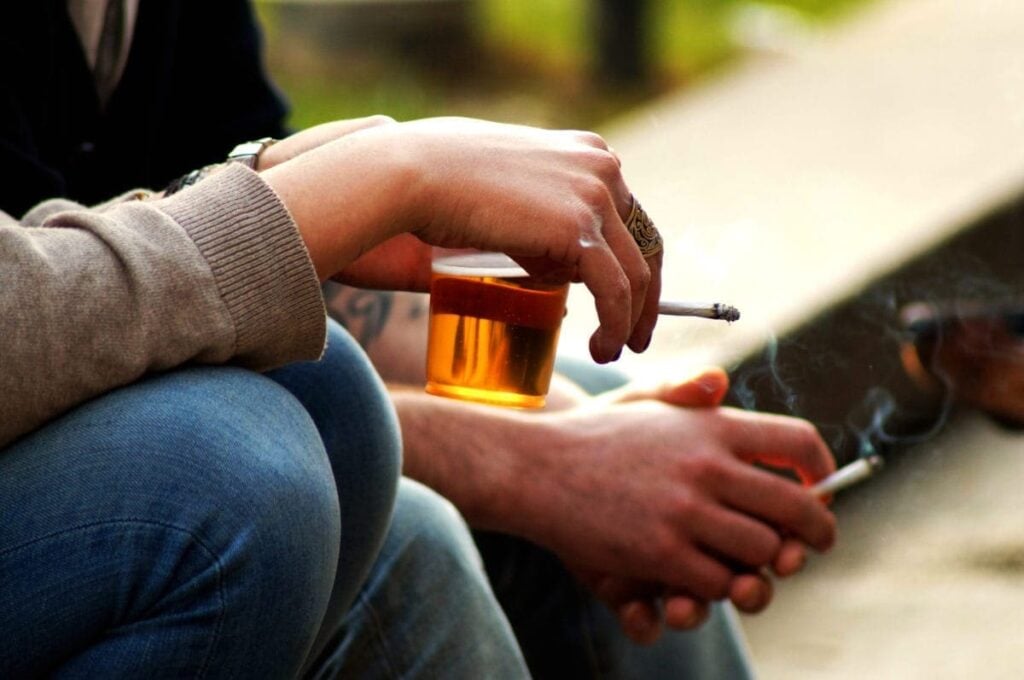 ¿En cuánto ha variado el consumo de tabaco y alcohol en la última década en Perú? 2 shutterstock 204898189