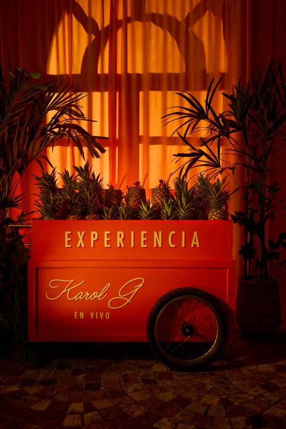 Karol G y Airbnb presentan experiencia exclusiva y sin costo para fans 2 Airbnb Originals Karol G Fruit Cart Summer Release 2025 Credit Marroquin