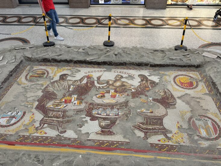 Esta acción de McDonald's combina arte y creatividad en una singular obra 1 GsSkwCAWAAANfj5 733x550 1