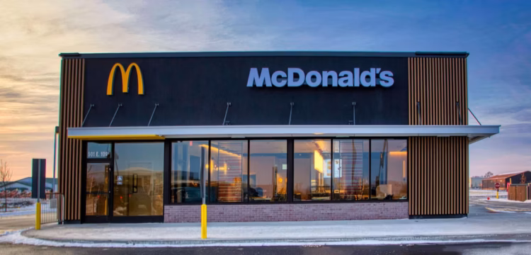 ¿Por qué McDonald's dejó su aspecto colorido para adoptar uno más sobrio en sus locales? 1 crown