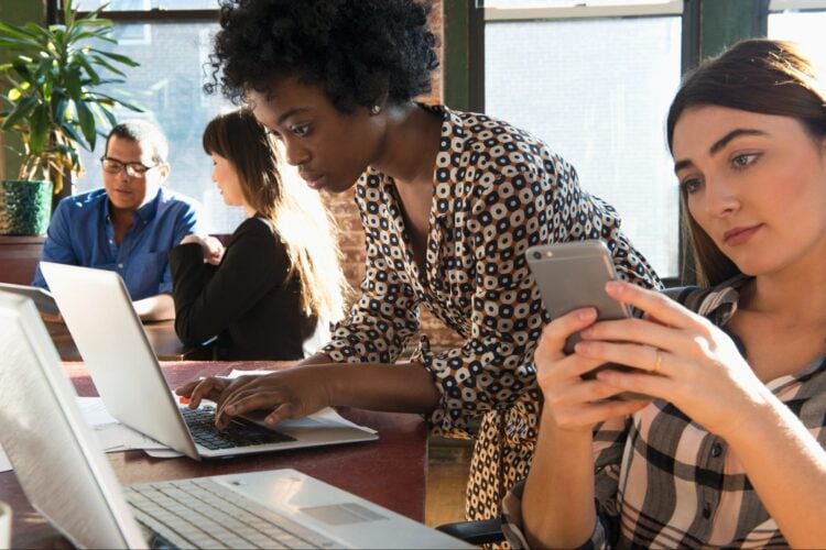 Productos con hype, cero impacto: cuando la Gen Z da swipe a lo que no conecta 1 1727901423 gen z millennials technology g 672150203
