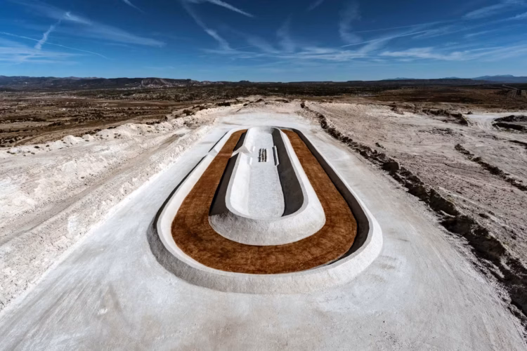 adidas convierte el desierto en pista: deporte y diseño en una mina activa de Nuevo México 1 1736347434 adidas eqt new mexico running track 1