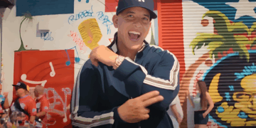 daddy yankee en el video de su nuevo sencillo sonriele
