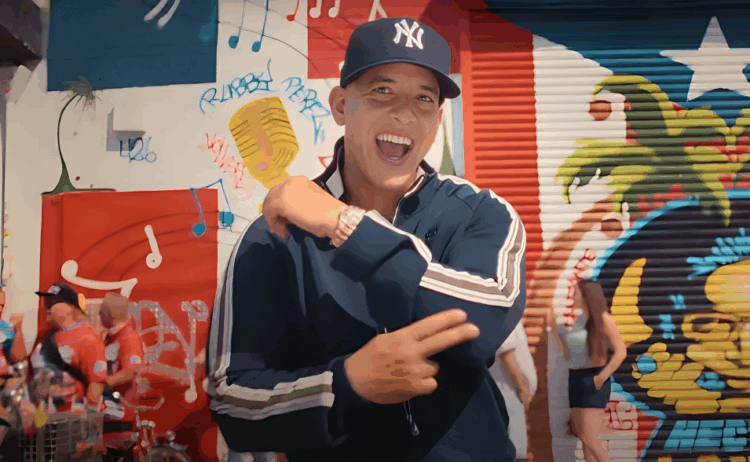 Daddy Yankee reaparece con nuevo nombre: ¿renacimiento artístico o estrategia de marca? 1 daddy yankee en el video de su nuevo sencillo sonriele