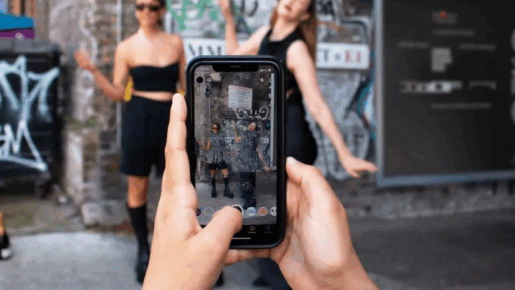 Marcas de lujo: el 56% de los consumidores está insatisfecho con su experiencia de compra y la IA propone soluciones efectivas 1 moda realidad aumentada digital fashion