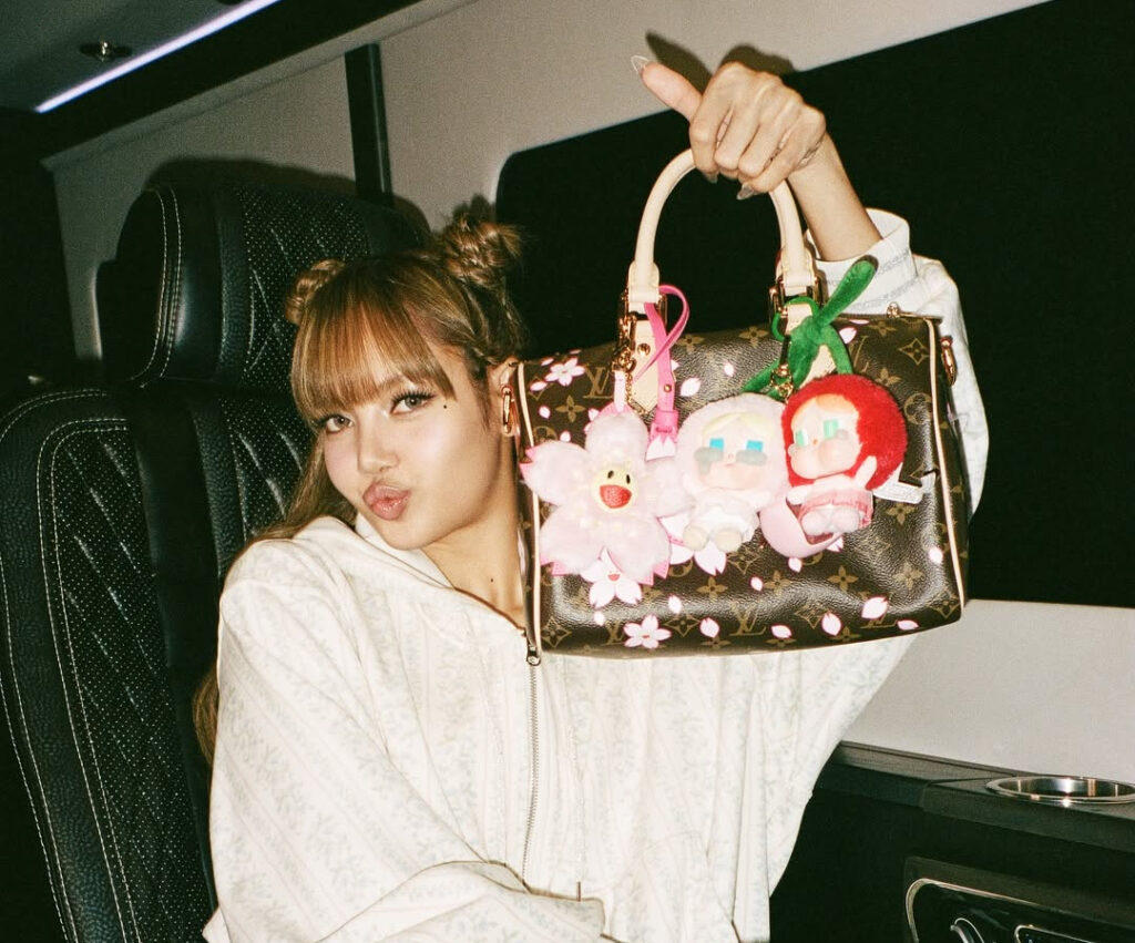 blacpink lisa flaunting her labubu plushies