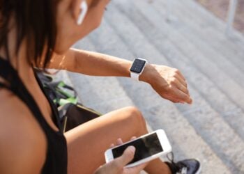retrato de una mujer joven fitness en auriculares 11zon