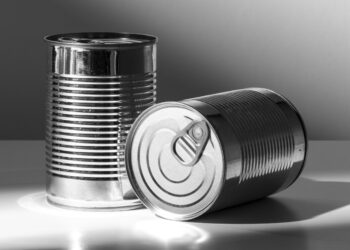 vista frontal de latas redondas altas plateadas