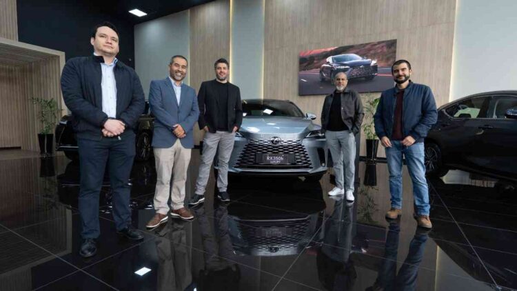 En el nuevo concesionario de Lexus en Miraflores; Alonso Machado y Joel Castillo por el lado de Lexus, junto a Gustavo San Cristobal, Javier Acosta y Jomi Rivera de Amsterdam Brand Partners.