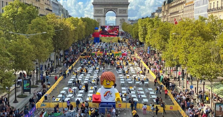 LEGO convirtió los Campos Elíseos de París en un enorme parque de juegos 1 PORTAL 2025 09 22T101817.347