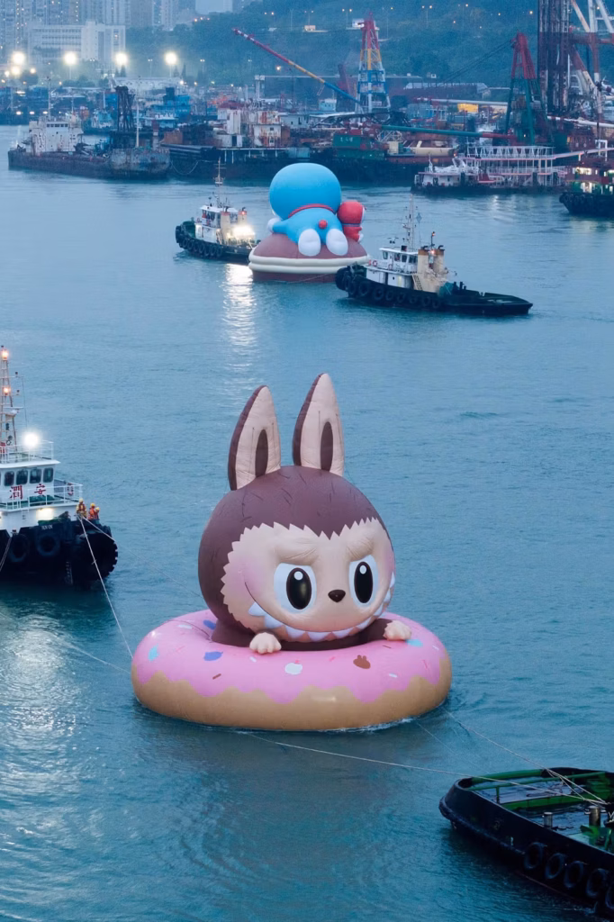 "Water Parade" en Hong Kong: arte, cultura pop y personajes icónicos toman el agua 3 https hypebeast.com image 2025 09 20 kaws allrightsreserved worlds first largest water parade labubu doraemon mcdonalds grimace netflix squid game snoopy sesame street announcement 004