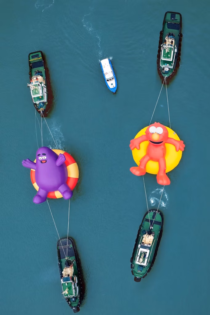"Water Parade" en Hong Kong: arte, cultura pop y personajes icónicos toman el agua 2 https hypebeast.com image 2025 09 20 kaws allrightsreserved worlds first largest water parade labubu doraemon mcdonalds grimace netflix squid game snoopy sesame street announcement 008