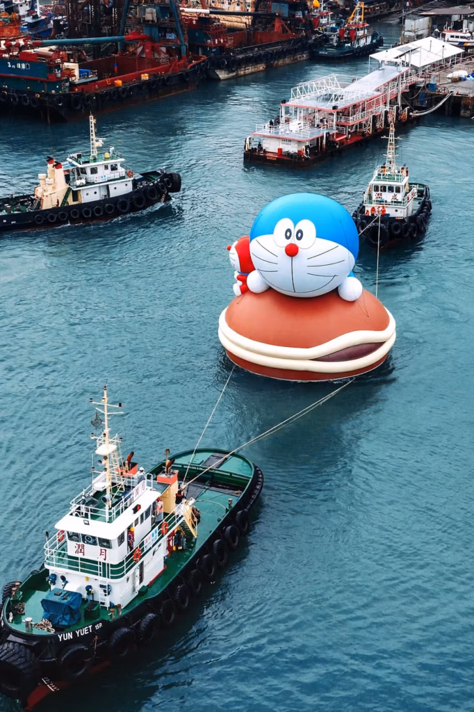 "Water Parade" en Hong Kong: arte, cultura pop y personajes icónicos toman el agua 4 https hypebeast.com image 2025 09 20 kaws allrightsreserved worlds first largest water parade labubu doraemon mcdonalds grimace netflix squid game snoopy sesame street announcement 010