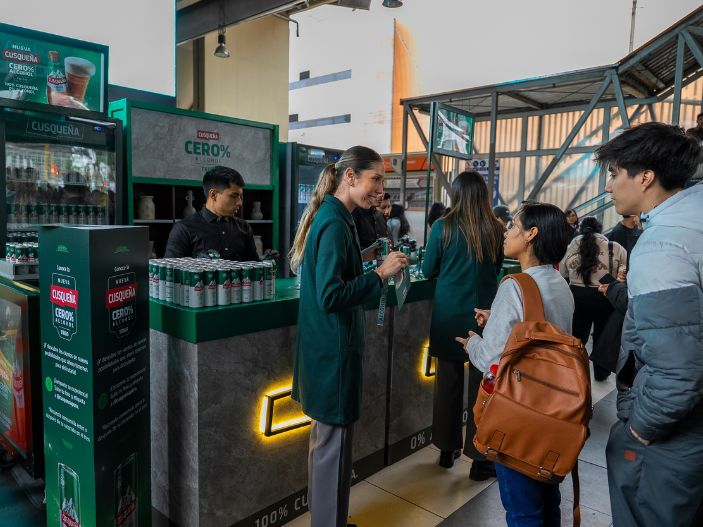 Cusqueña Cero celebra la posibilidad de disfrutar en cualquier momento con una activación inédita en la Línea 1 4 Cusqueña Cero