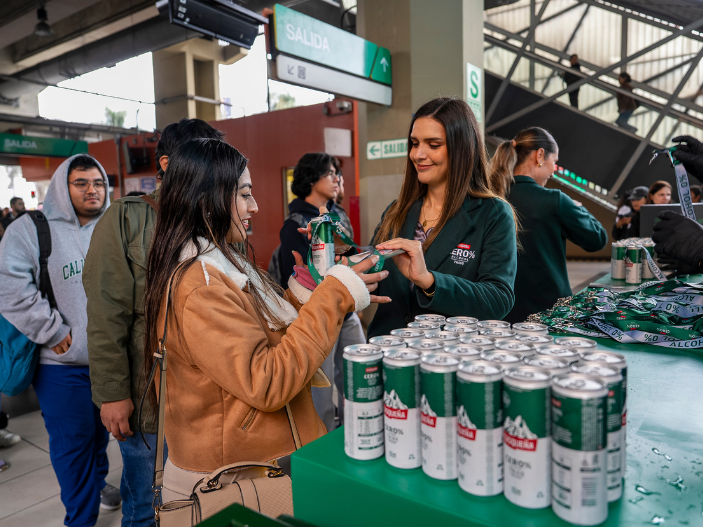 Cusqueña Cero celebra la posibilidad de disfrutar en cualquier momento con una activación inédita en la Línea 1 2 imagen insertada en nota