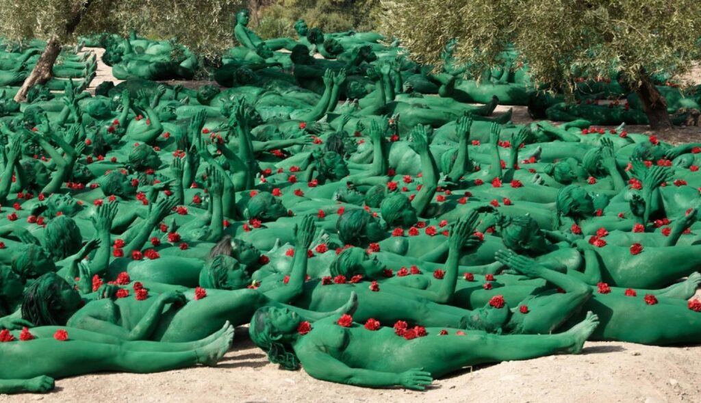 instalacion alhambra personas desnudas de verde