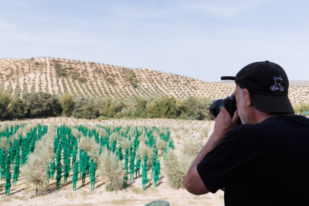 instalacion artistica personas cervezas alhambra