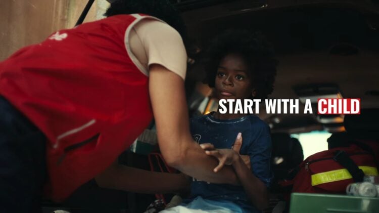 En esta campaña de Save the Children, los niños son retratados como aquello que sueñan ser de adultos 1 savecc