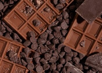 vista superior de tabletas y chips de chocolate 11zon