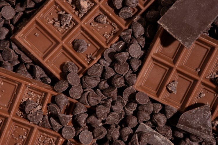 vista superior de tabletas y chips de chocolate 11zon