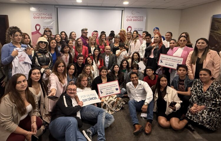 Artistas lucen una cicatriz en el pecho para concientizar sobre la detección del cáncer de mama 1 1. PUPSC