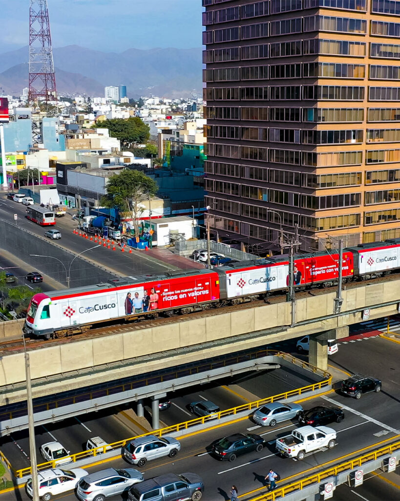 Caja Cusco le da un nuevo rostro al progreso: La Línea 1 del Metro de Lima se viste de "Los Nuevos Ricos" 2 1080x1350 2Refuerzo Grafico