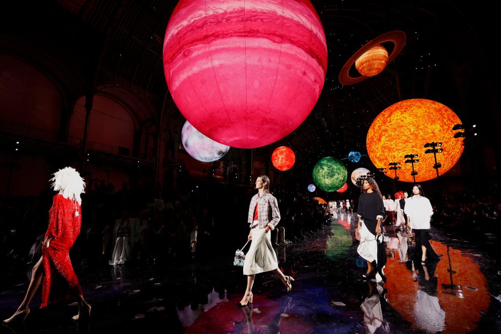 Chanel convierte su pasarela en una galaxia para marcar el inicio de una nueva era 2 2025100867abf857085a478297f61096beeaca4a 419afcad3d344af2bf4179980d32d90b