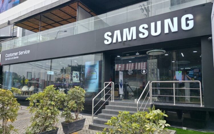 Samsung Smart Center inaugura nueva tienda: un centro de experiencia para interactuar con el ecosistema Samsung 1 BeFunky collage 2025 10 02T105839.132