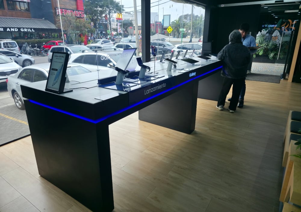 Samsung Smart Center inaugura nueva tienda: un centro de experiencia para interactuar con el ecosistema Samsung 2 BeFunky collage 2025 10 02T110020.115