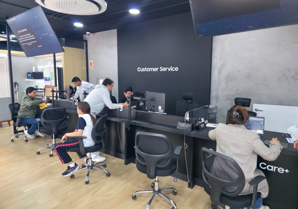 Samsung Smart Center inaugura nueva tienda: un centro de experiencia para interactuar con el ecosistema Samsung 3 BeFunky collage 2025 10 02T110123.865