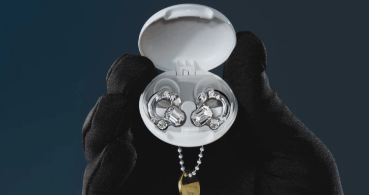 Loop Earplugs y Swarovski transforman los tapones para oídos en accesorios de lujo 1 Diseno 2025 10 21T164002.890