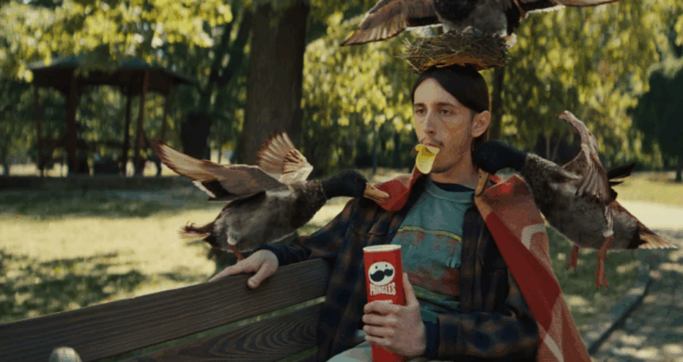"The Duck King": Pringles reinventa su icónico eslogan con humor absurdo 1 Diseno 2025 10 28T140936.191