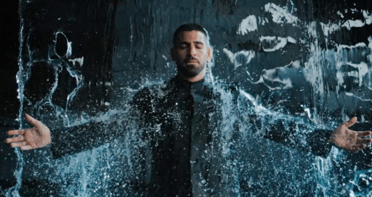 Adolfo Domínguez reafirma su esencia con Ilia Topuria en "Impermeable", una campaña contra las modas fugaces 1 Diseno 2025 10 29T172831.513